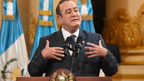 EEUU acusa de corrupción a expresidente de Guatemala Giammattei y le prohíbe la entrada al país