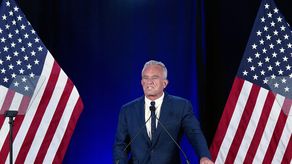 Candidato independiente Robert F. Kennedy Jr suspende su campaña y apoya a Trump