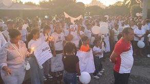 La manifestación inició con una vigilia en la parte de afuera de la escuela donde la menor daba clases en Alanje.