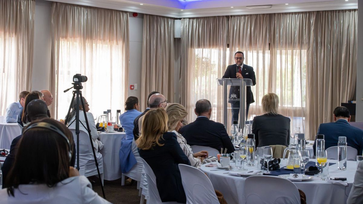 Panamá reforzó su estrategia de posicionamiento internacional durante el Panamá Week en Sudáfrica, donde el ministro de Comercio e Industrias (MICI), Julio Moltó, encabezó la presentación de las ventajas competitivas del país ante empresarios y representantes de gobiernos de Sudáfrica, Angola y otras naciones africanas. Panamá reforzó su estrategia de posicionamiento internacional durante el Panamá Week en Sudáfrica, donde el ministro de Comercio e Industrias (MICI), Julio Moltó, encabezó la presentación de las ventajas competitivas del país ante empresarios y representantes de gobiernos de Sudáfrica, Angola y otras naciones africanas.