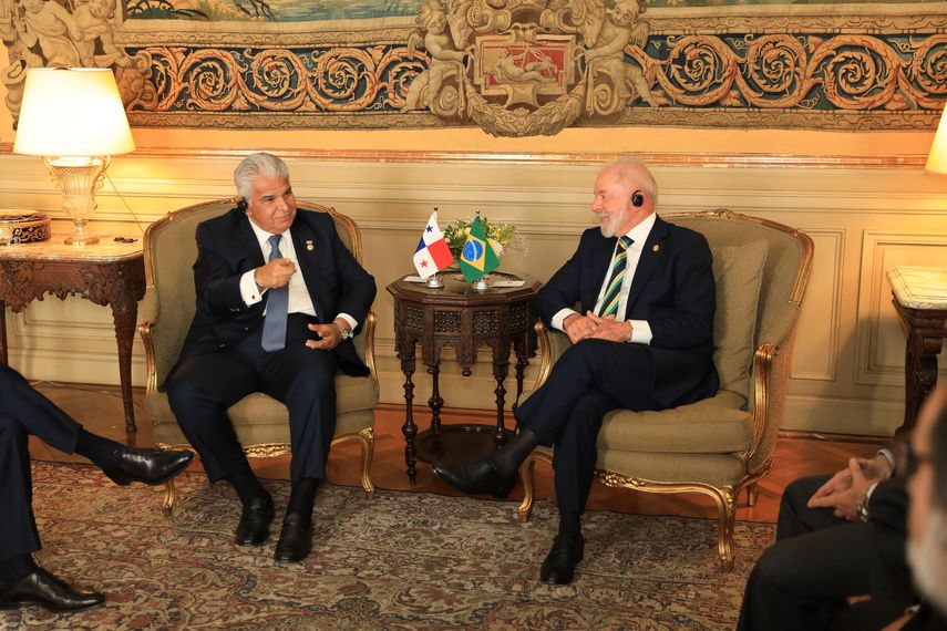 El sistema logístico panameño, que conecta el Canal de Panamá con sus puertos y su red ferroviaria, fue uno de los temas centrales en la reunión bilateral que sostuvieron este jueves en Buenos Aires los presidentes de Panamá, José Raúl Mulino, y de Brasil, Luiz Inácio Lula Da Silva, en el marco de la LXVI Cumbre de mandatarios del Mercosur. El sistema logístico panameño, que conecta el Canal de Panamá con sus puertos y su red ferroviaria, fue uno de los temas centrales en la reunión bilateral que sostuvieron este jueves en Buenos Aires los presidentes de Panamá, José Raúl Mulino, y de Brasil, Luiz Inácio Lula Da Silva, en el marco de la LXVI Cumbre de mandatarios del Mercosur.