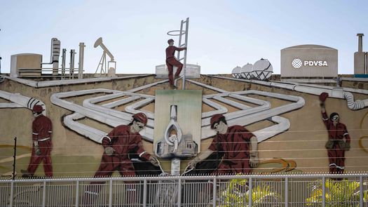 La estatal Petróleos de Venezuela (PDVSA) confirmó este miércoles que está en un proceso de negociación con Estados Unidos para la venta de volúmenes de crudo, luego de que el presidente Donald Trump asegurara que el Ejecutivo de Caracas está dispuesto a entregarles de 30 a 50 millones de barriles de petróleo. La estatal Petróleos de Venezuela (PDVSA) confirmó este miércoles que está en un proceso de negociación con Estados Unidos para la venta de volúmenes de crudo, luego de que el presidente Donald Trump asegurara que el Ejecutivo de Caracas está dispuesto a entregarles de 30 a 50 millones de barriles de petróleo.