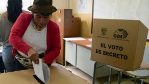Ecuador deja en suspenso recuento de votación de las presidenciales