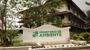 MiAmbiente eliminó compra de vehículos de alta gama y gastos de viajes al exterior