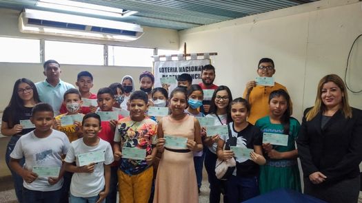 La LNB benefició a estudiantes de escasos recursos, que estudian en diferentes planteles educativos y que son hijos de billeteros y funcionarios de la entidad.