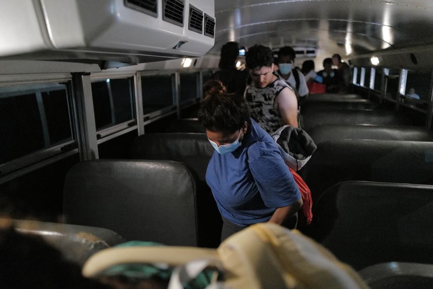 Migrantes deportados de EEUU a Panamá son reubicados sin apoyo oficial Migrantes deportados de EEUU a Panamá son reubicados sin apoyo oficial