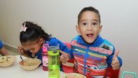 Un total de 2,456 niños y niñas que asisten a 95 Centros de Atención Integral a la Primera Infancia (CAIPI) se benefician de menús balanceados y bajos en azúcar, como parte de la estrategia del Ministerio de Desarrollo Social (MIDES) para promover hábitos saludables desde los primeros años de vida. Un total de 2,456 niños y niñas que asisten a 95 Centros de Atención Integral a la Primera Infancia (CAIPI) se benefician de menús balanceados y bajos en azúcar, como parte de la estrategia del Ministerio de Desarrollo Social (MIDES) para promover hábitos saludables desde los primeros años de vida.