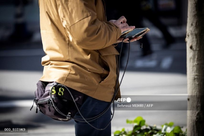 De acuerdo con la UE, los consumidores europeos gastan anualmente unos 2.400 millones de euros (unos 2.800 millones de dólares) en cargadores individuales.