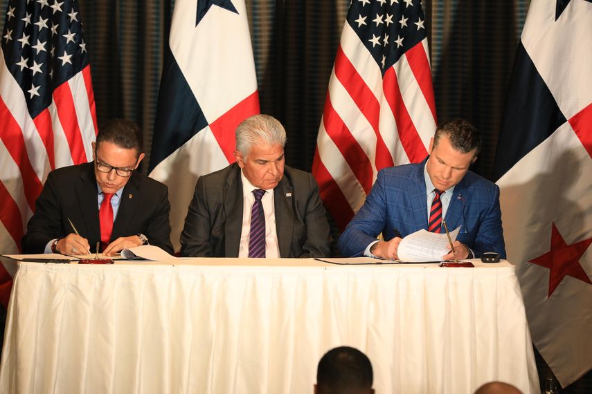 El canciller Javier Martínez-Acha salió al paso de las críticas sobre el reciente memorándum de entendimiento firmado entre Panamá y Estados Unidos (EEUU), asegurando que el documento no representa una amenaza a la soberanía nacional ni al Tratado de Neutralidad del Canal. El canciller Javier Martínez-Acha salió al paso de las críticas sobre el reciente memorándum de entendimiento firmado entre Panamá y Estados Unidos (EEUU), asegurando que el documento no representa una amenaza a la soberanía nacional ni al Tratado de Neutralidad del Canal.