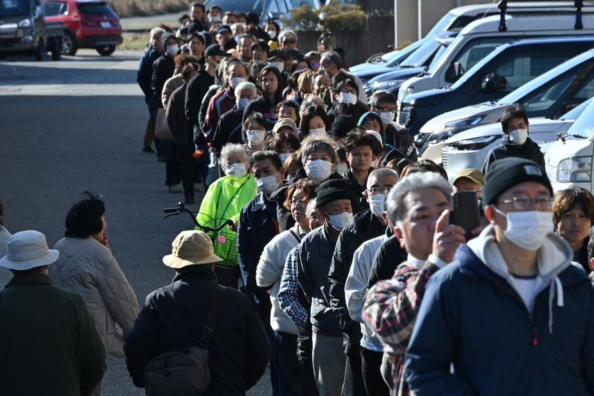 Japón: Filas para conseguir agua y comida tras terremoto