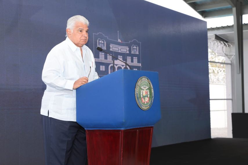 El presidente de Panamá, José Raul Mulino, viajará el domingo próximo a Suiza para participar en el Foro de Davos, donde promoverá la potencia logística y portuaria de su país, que alberga el Canal interoceánico por donde pasa entre el 3 % y el 6 % del comercio mundial.