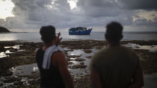 Al menos tres migrantes murieron (dos venezolanas y un colombiano) y otra de nacionalidad venezolana se encuentra en estado reservado tras el naufragio este martes de una embarcación con 16 personas a bordo en el Caribe panameño que se dirigía a Puerto Obaldía, zona fronteriza con Colombia. Al menos tres migrantes murieron (dos venezolanas y un colombiano) y otra de nacionalidad venezolana se encuentra en estado reservado tras el naufragio este martes de una embarcación con 16 personas a bordo en el Caribe panameño que se dirigía a Puerto Obaldía, zona fronteriza con Colombia.