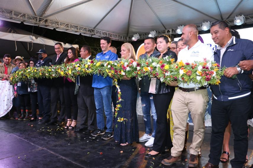 Inauguran la Parada de las Flores, en Tierras Altas