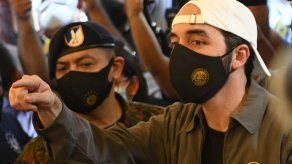 Bukele dice que dará vacunas a alcaldes hondureños que le pidieron ayuda