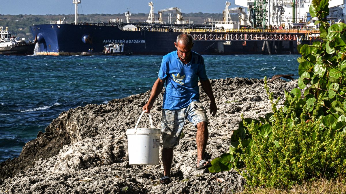 Un petrolero ruso atracó este martes en el puerto de Matanzas, en el occidente de Cuba, con el primer cargamento de crudo que la isla recibe desde enero, tras el respiro concedido por Washington en medio del bloqueo de petróleo de facto que aplica al país caribeño. Un petrolero ruso atracó este martes en el puerto de Matanzas, en el occidente de Cuba, con el primer cargamento de crudo que la isla recibe desde enero, tras el respiro concedido por Washington en medio del bloqueo de petróleo de facto que aplica al país caribeño.