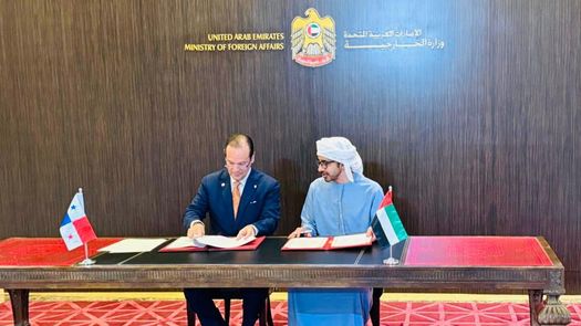 El Canciller de Panamá, Javier Martínez-Acha, y su homólogo de Emiratos Árabes Unidos, Abdullah bin Zayed Al Nahyan, firmaron un memorándum sobre consultas políticas entre ambos países tras una reunión en Dubái, según informó este viernes la Cancillería panameña.