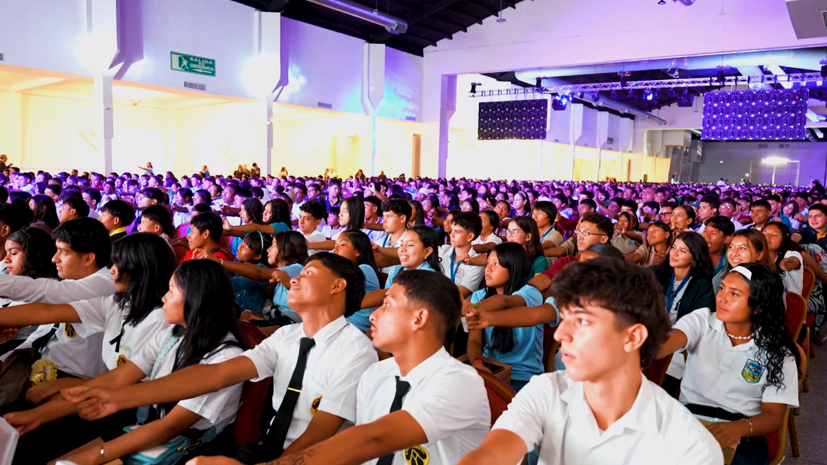 Los estudiantes se preparan para su futuro. Los estudiantes se preparan para su futuro.