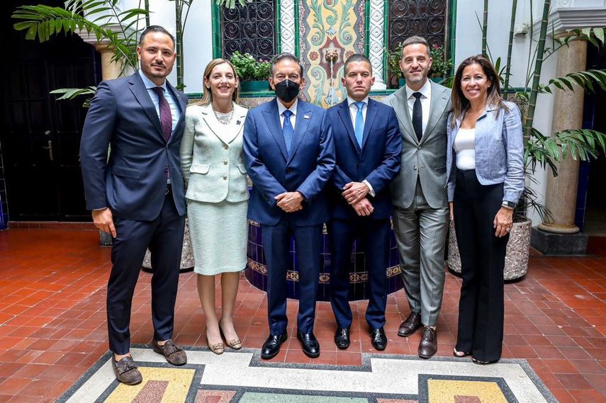 Nito Cortizo, presidente de Panamá, posa junto a los directivos de los Marlins de Miami. Nito Cortizo, presidente de Panamá, posa junto a los directivos de los Marlins de Miami.