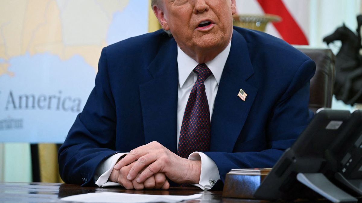 Wall Street cae tras anuncio de Trump sobre los aranceles a México y Canadá