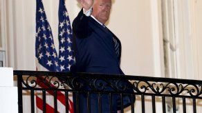 Trump se quita la máscara y saluda al regresar a la Casa Blanca desde el hospital