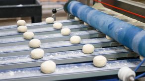 El tradicional pan panameño, presente en la mesa de miles de hogares, comienza a proyectarse más allá de las fronteras como parte del potencial productivo del país. Así quedó evidenciado durante la visita de la viceministra de Comercio Exterior, Astrid Ábrego, a la planta de Industrias Alimentarias Ricas Viandas, S.A. (IARSA), ubicada en Capira, provincia de Panamá Oeste.