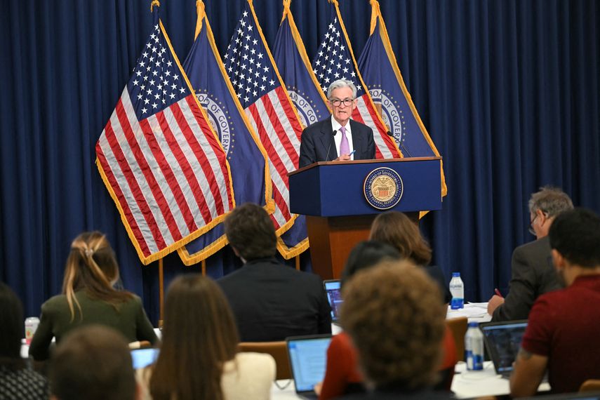 Desafiada por Trump, Fed mantiene tasas y alerta de riesgo inflacionario