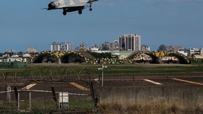 China lanzó el lunes grandes ejercicios militares con fuego real alrededor de Taiwán, que simularán el bloqueo de puertos clave de esta isla de gobierno democrático reclamada como propia por Pekín.