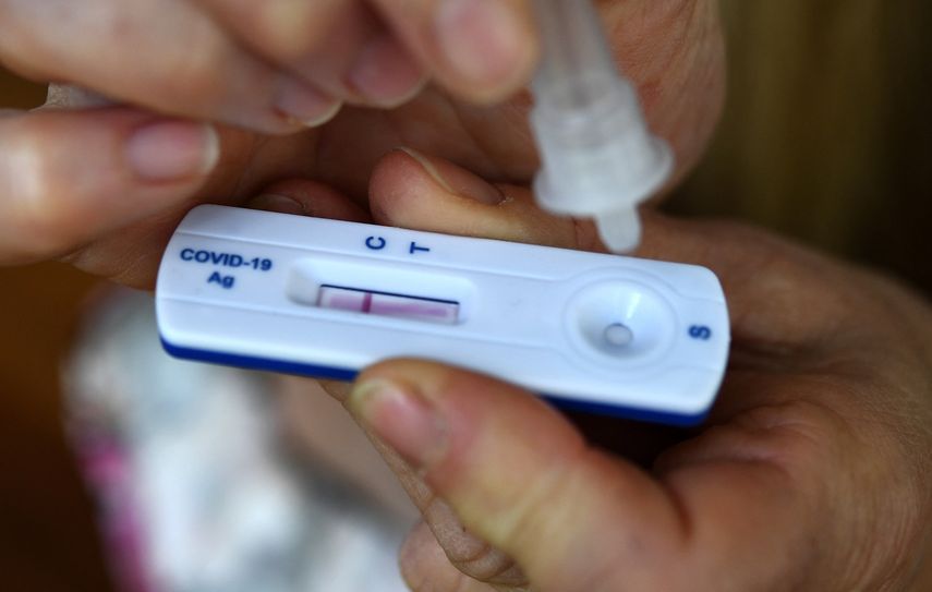 Pruebas rápidas de covid son menos precisas con ómicron