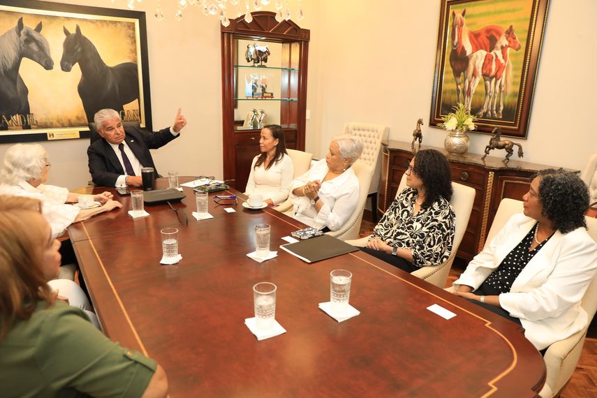 Mulino se reúne con lideresas para discutir cambios en el Ministerio de la Mujer