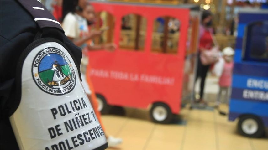 La Policía Nacional a través del Servicio Policial de Niñez y Adolescencia, informó que realiza permanentes operaciones estratégicas con la misión de optimizar la seguridad integral, de los niños, niñas y adolescentes, para los padres de familia que acuden con sus hijos a los centro comerciales, para la temporada del Panamá Black Weekend.