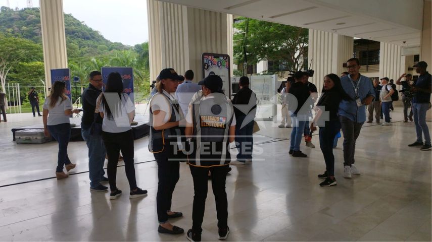 En la sede del Tribunal Electoral se tiene instalado la Transmisión Extraoficial de Resultados (TER) para conocer los resultados de las primarias del partido Cambio Democrático. En la sede del Tribunal Electoral se tiene instalado la Transmisión Extraoficial de Resultados (TER) para conocer los resultados de las primarias del partido Cambio Democrático.