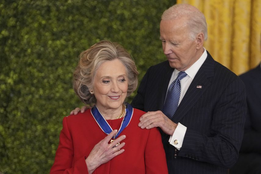 Joe Biden entrega medalla civil a Hillary Clinton, Soros y Denzel Washington