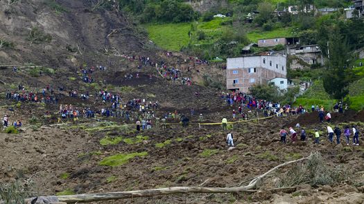 Ecuador eleva a 49 la cifra de muertos por deslave en el sur del país