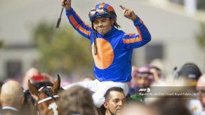Jinete panameño gana millonaria carrera hípica en Arabia Saudita