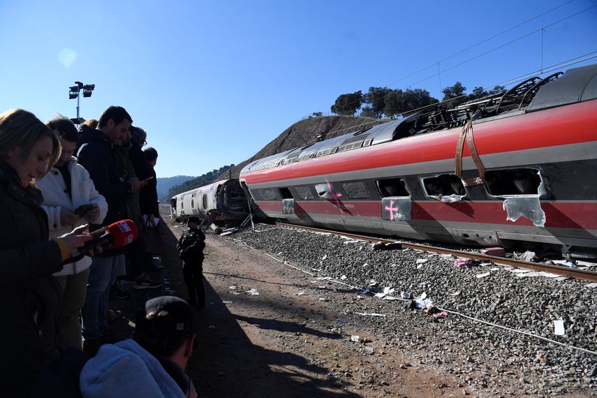 Coincidiendo con el primero de los tres días de luto nacional decretados por el Gobierno, los reyes de España visitarán este martes la zona de Andalucía en la que dos trenes chocaron el domingo, dejando al menos 41 fallecidos.
