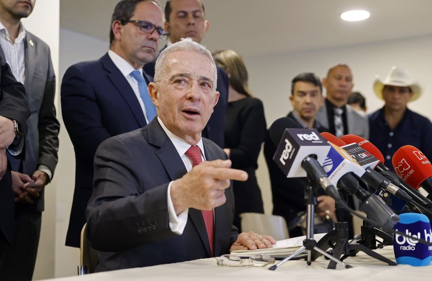 Álvaro Uribe recibe boleta de libertad y convoca de inmediato primer acto público