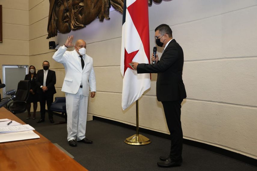 Crispiano Adames es reelecto como presidente de Asamblea