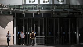 BBC cumple 100 años en pleno cuestionamiento sobre su futuro