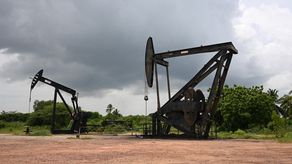 El petróleo cae ante dudas por acceso a las reservas de Venezuela.