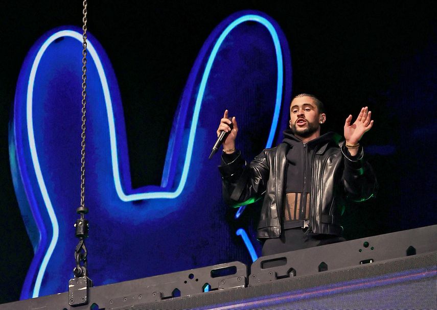 Bad Bunny anunció este lunes una histórica serie de 21 conciertos en el Coliseo de Puerto Rico, que comenzará en julio bajo el título 'No me quiero ir de aquí'. Bad Bunny anunció este lunes una histórica serie de 21 conciertos en el Coliseo de Puerto Rico, que comenzará en julio bajo el título 'No me quiero ir de aquí'.