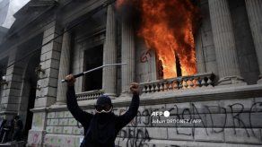 Manifestantes incendian parte de sede del Congreso de Guatemala