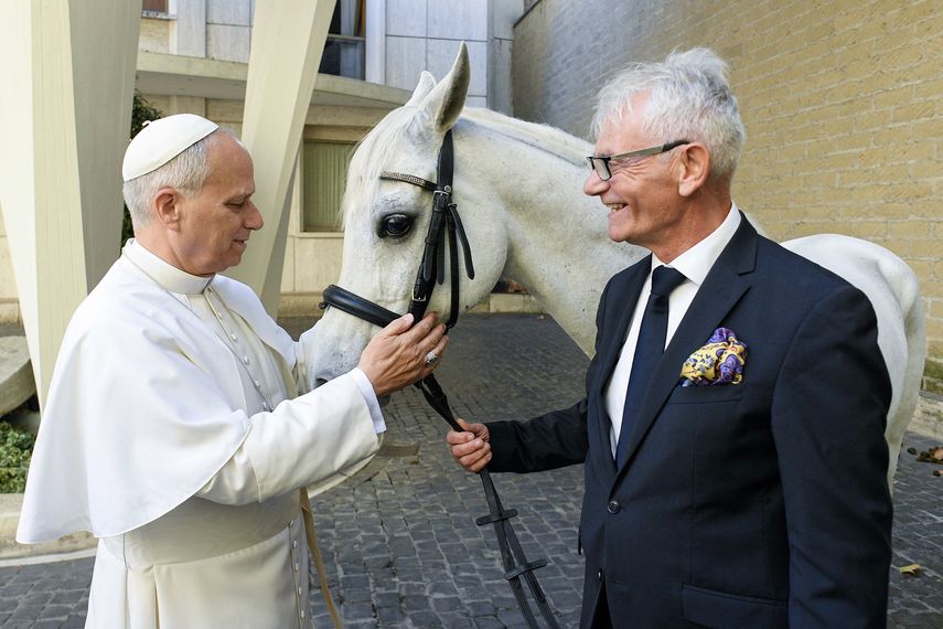 El papa León XIV recibe como regalo un caballo purasangre árabe