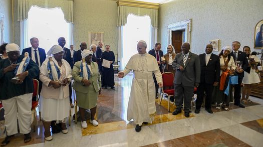 El papa: Ningún pueblo, ni el más pequeño o débil, puede ser obligado al exilio forzoso