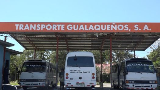 Residentes en el corregimiento de Gualaca cabecera señalan que es casi imposible conseguir un puesto en los buses cuando llegan al pueblo porque vienen llenos de migrantes que salen por su cuenta del albergue en Los Planes.