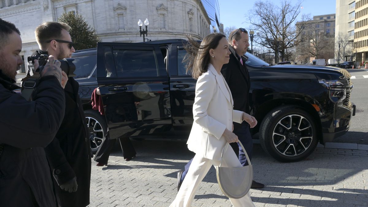 El presidente de Estados Unidos, Donald Trump, mantiene su opinión de que la líder opositora y Premio Nobel de la Paz, María Corina Machado, con quien se reúne este jueves en la Casa Blanca, no tiene los apoyos suficientes en Venezuela para liderar una transición en ese país, según la portavoz Karoline Leavitt. El presidente de Estados Unidos, Donald Trump, mantiene su opinión de que la líder opositora y Premio Nobel de la Paz, María Corina Machado, con quien se reúne este jueves en la Casa Blanca, no tiene los apoyos suficientes en Venezuela para liderar una transición en ese país, según la portavoz Karoline Leavitt.