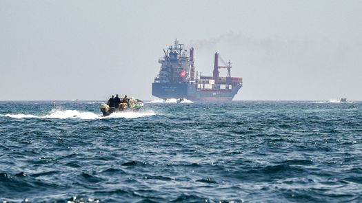 Unos 40 países acordaron este jueves explorar la posibilidad de imponer sanciones a Irán si mantiene cerrado el estrecho de Ormuz y rechazaron cualquier intento de imponer peajes a los buques que transiten por este paso estratégico, según un comunicado emitido tras una reunión virtual convocada por el Reino Unido. Unos 40 países acordaron este jueves explorar la posibilidad de imponer sanciones a Irán si mantiene cerrado el estrecho de Ormuz y rechazaron cualquier intento de imponer peajes a los buques que transiten por este paso estratégico, según un comunicado emitido tras una reunión virtual convocada por el Reino Unido.