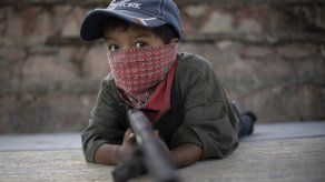 Niños mexicanos aprenden a usar armas largas para defenderse de narcotraficantes