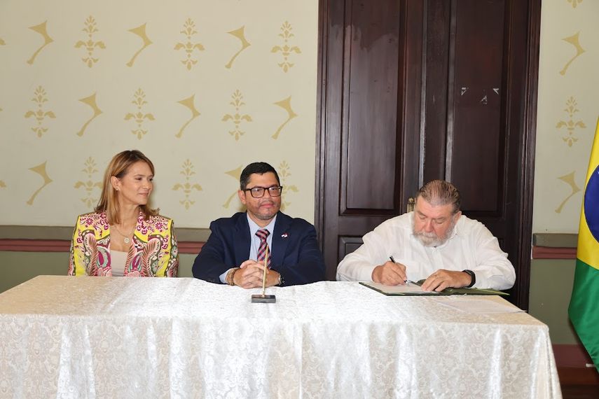 Por Brasil firmó el director de la Agencia de Cooperación, Ruy Carlos Pereira. Por Brasil firmó el director de la Agencia de Cooperación, Ruy Carlos Pereira.