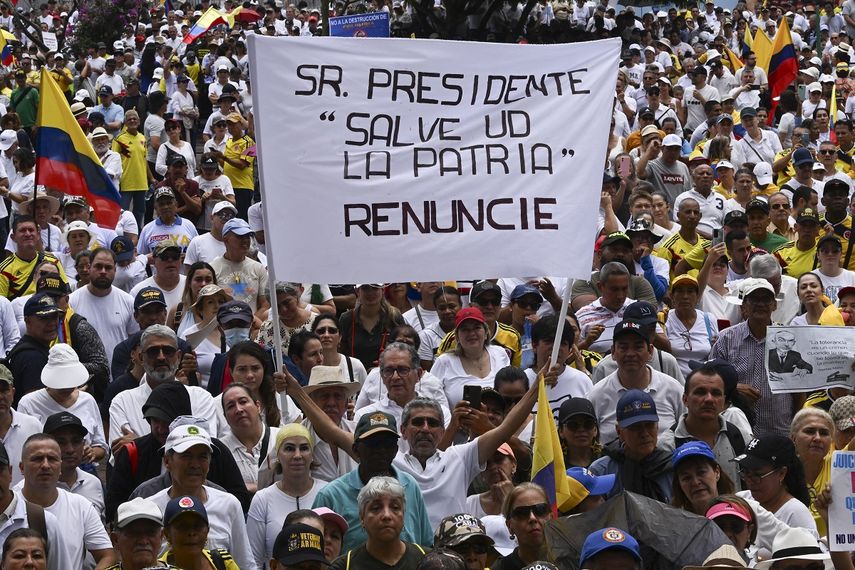 En las principales capitales hubo en total cerca de medio millón de manifestantes en Colombia, según cifras oficiales. En las principales capitales hubo en total cerca de medio millón de manifestantes en Colombia, según cifras oficiales.
