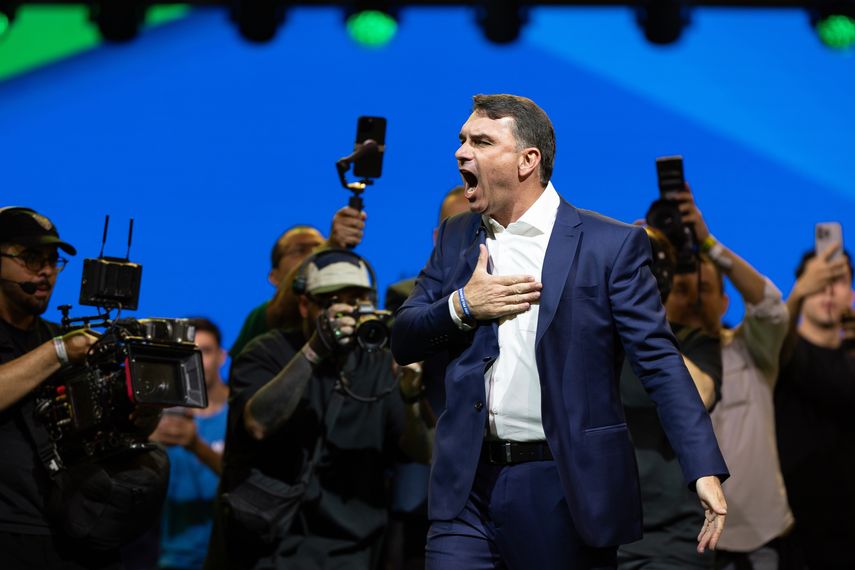 El senador Flávio Bolsonaro lanzó este sábado su candidatura a la Presidencia de Brasil con un discurso en el que reivindicó el legado político de su padre